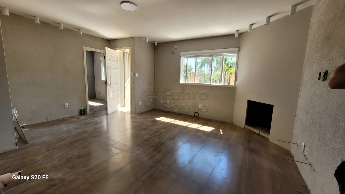 Comprar Casa / Padr&atilde;o em Pelotas R$ 395.000,00 - Foto 1