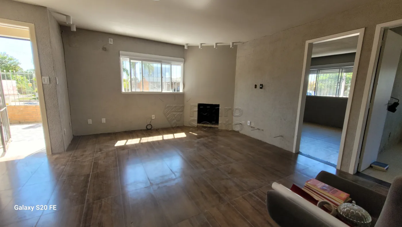 Comprar Casa / Padr&atilde;o em Pelotas R$ 395.000,00 - Foto 2