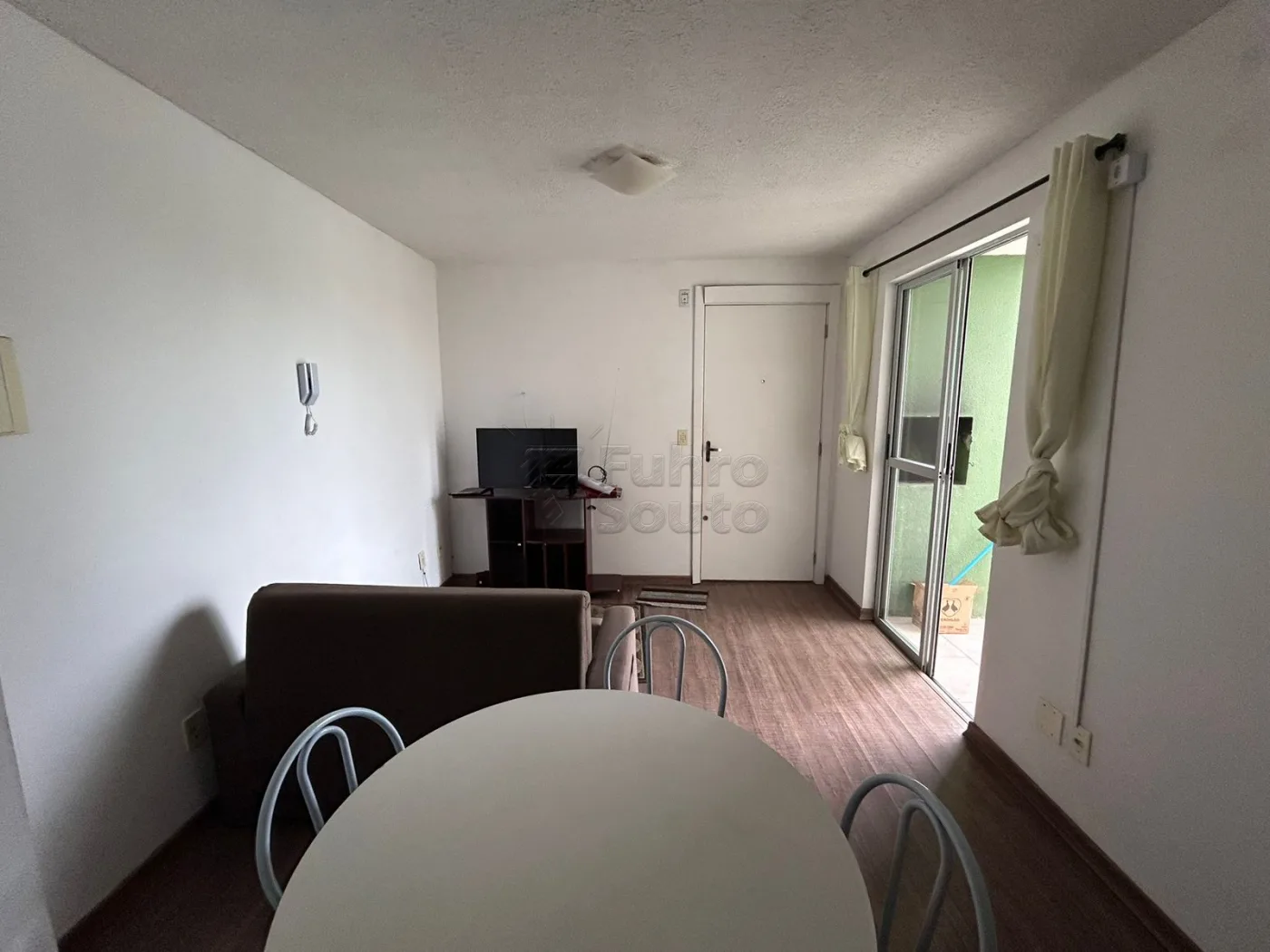 Comprar Apartamento / Padr&atilde;o em Pelotas R$ 170.000,00 - Foto 2