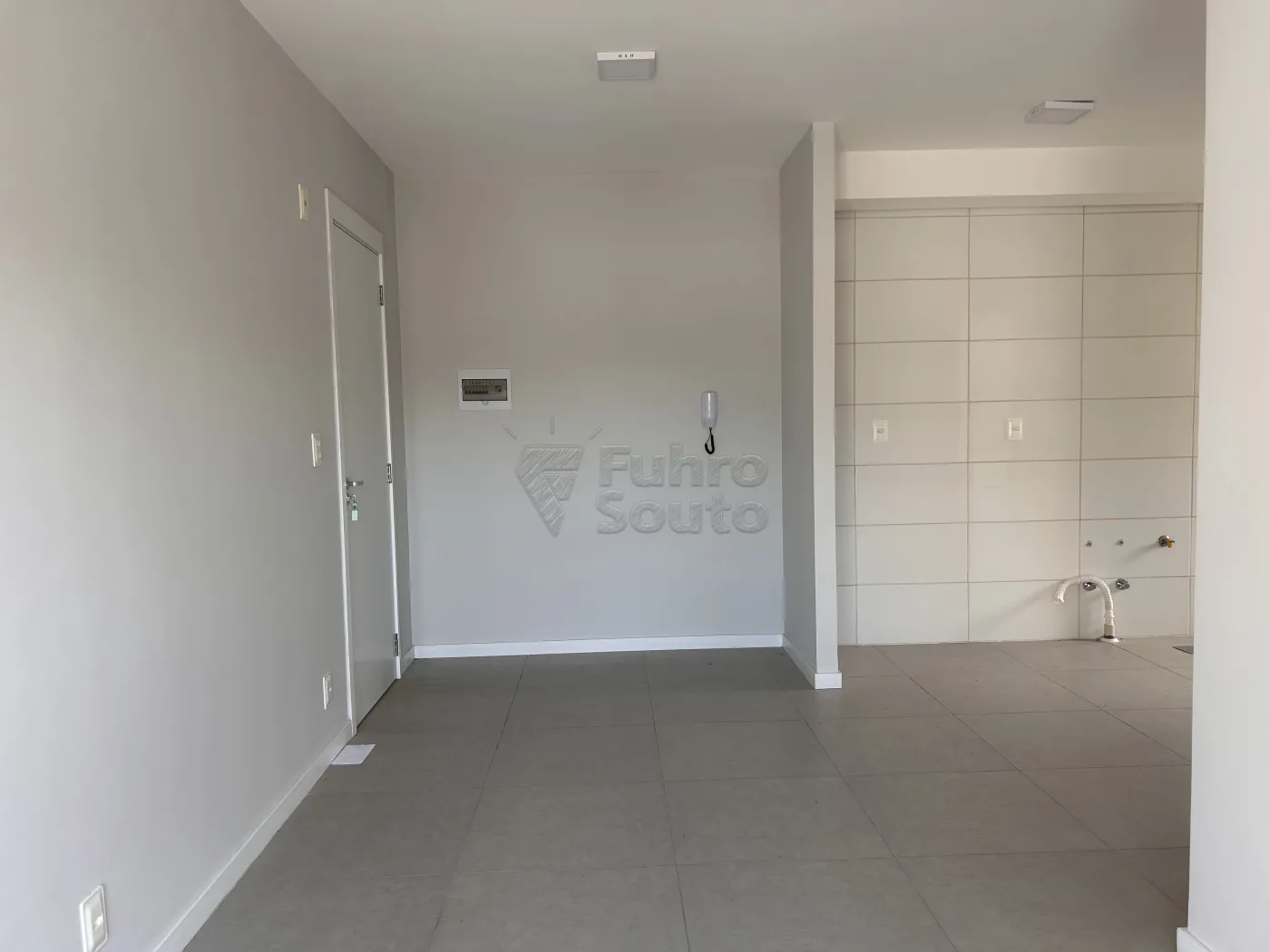 Comprar Apartamento / Padr&atilde;o em Pelotas R$ 240.000,00 - Foto 2