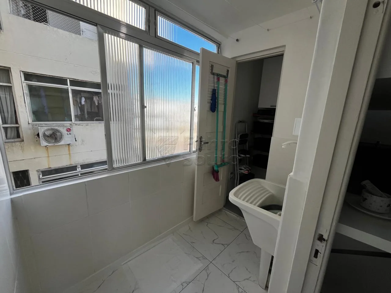 Comprar Apartamento / Padr&atilde;o em Pelotas R$ 250.000,00 - Foto 11