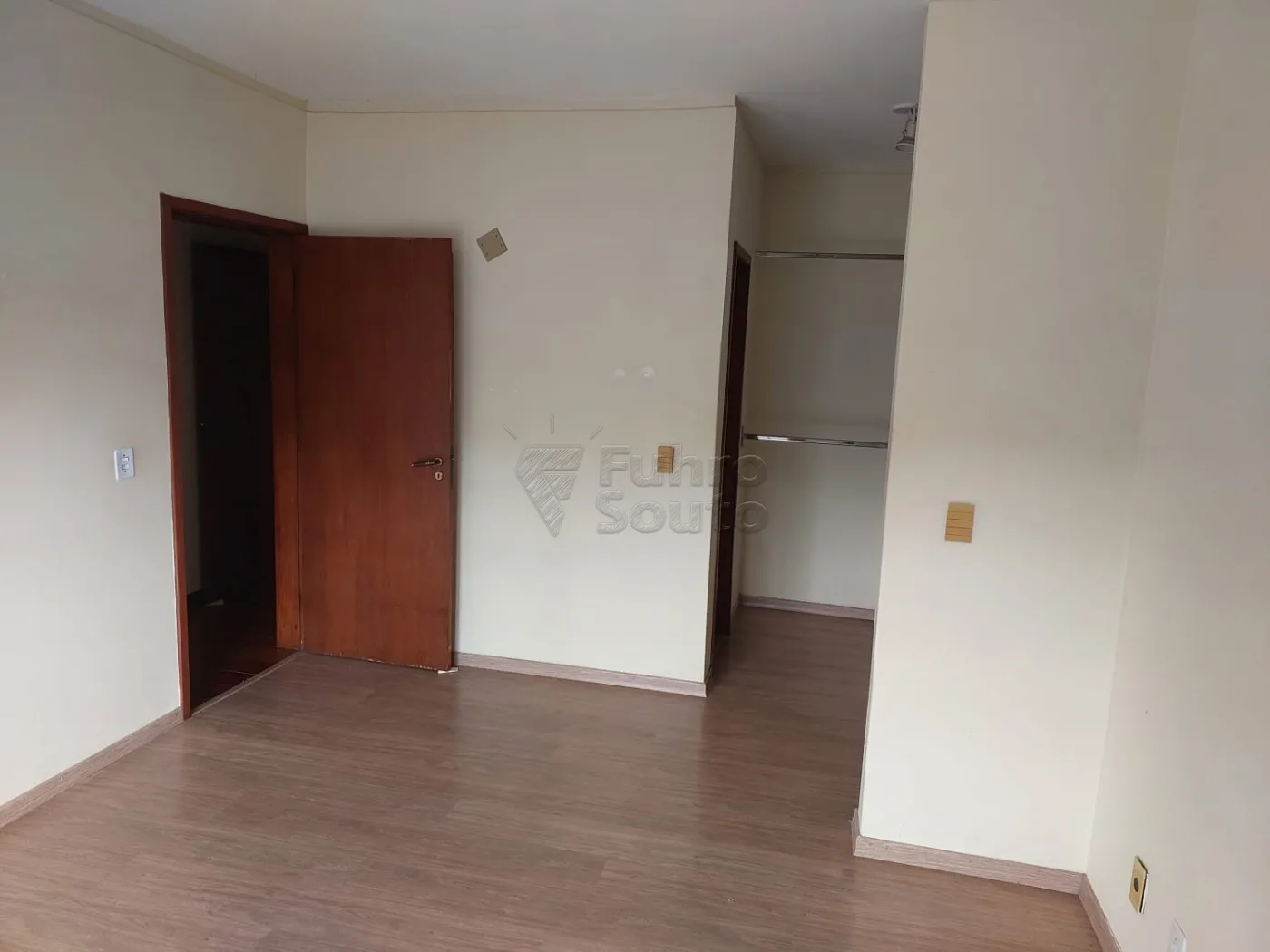 Comprar Apartamento / Padr&atilde;o em Pelotas R$ 670.000,00 - Foto 4