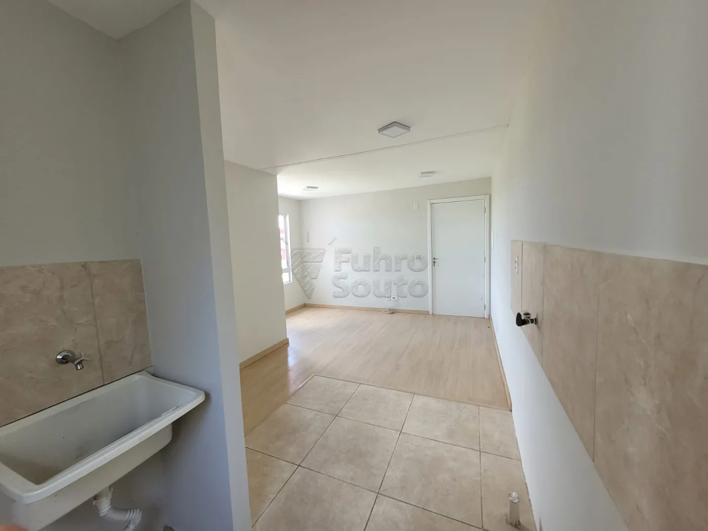 Comprar Apartamento / Padr&atilde;o em Pelotas R$ 157.900,00 - Foto 3