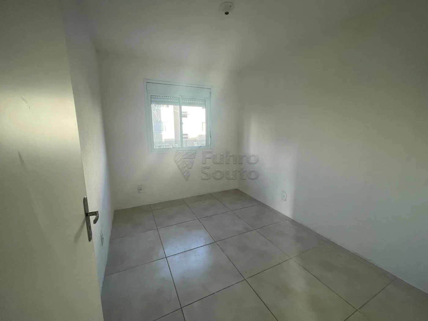 Comprar Apartamento / Padr&atilde;o em Pelotas R$ 135.000,00 - Foto 4