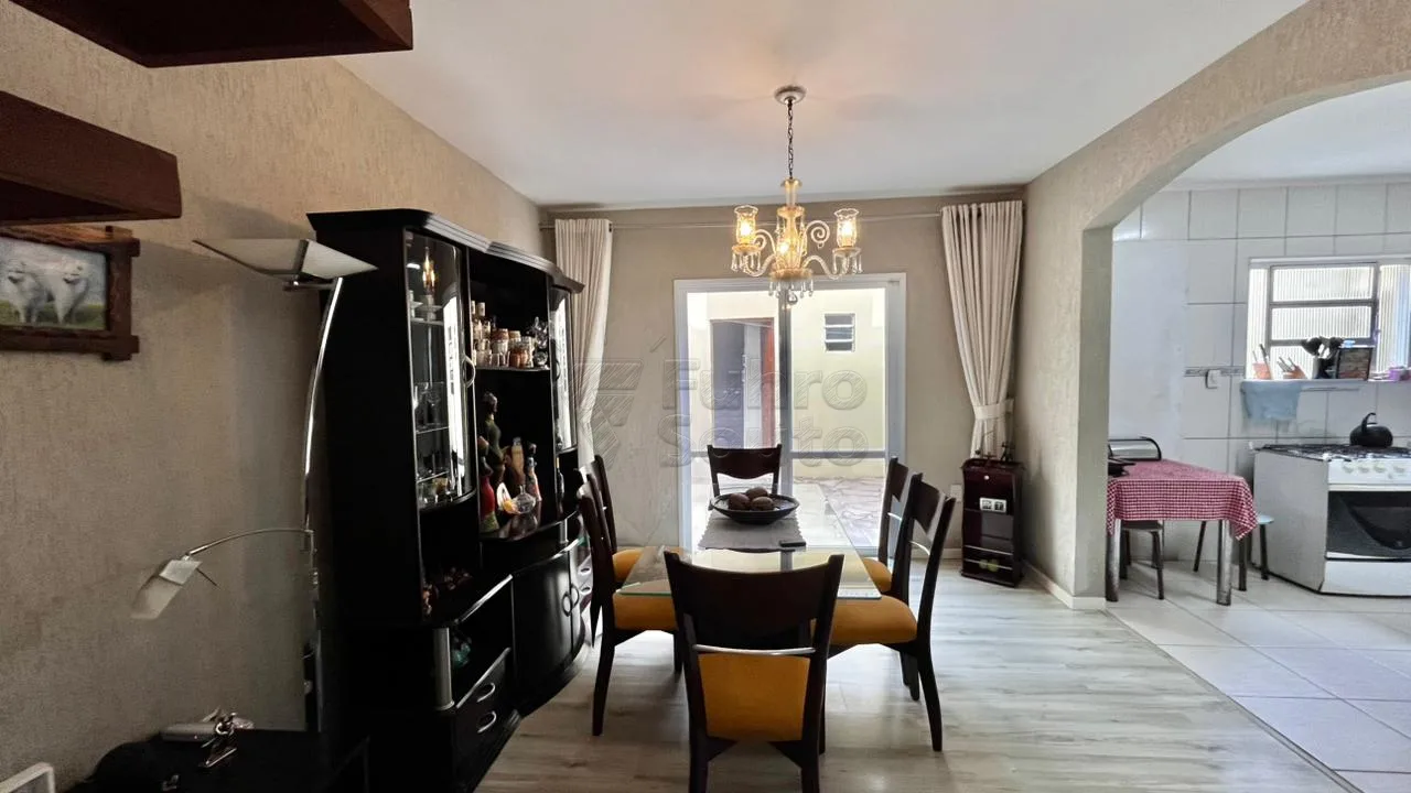 Comprar Casa / Padr&atilde;o em Pelotas R$ 630.000,00 - Foto 4