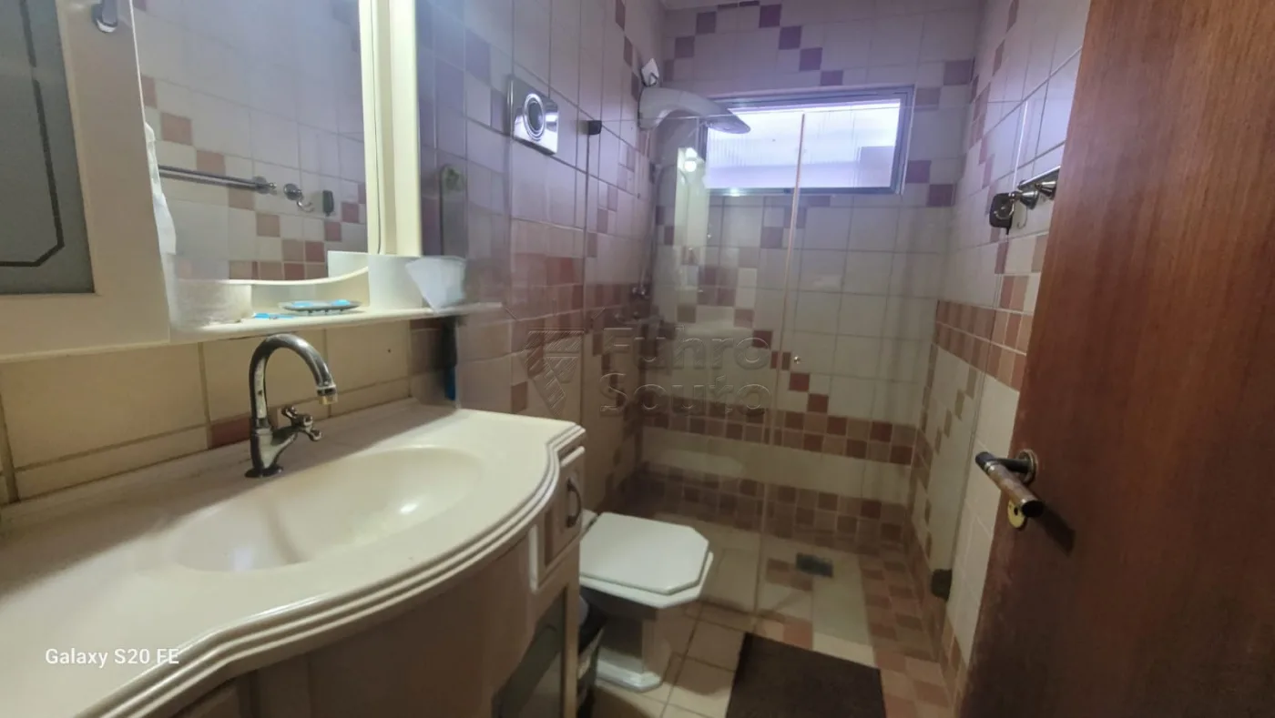 Comprar Casa / Padr&atilde;o em Pelotas R$ 590.000,00 - Foto 3