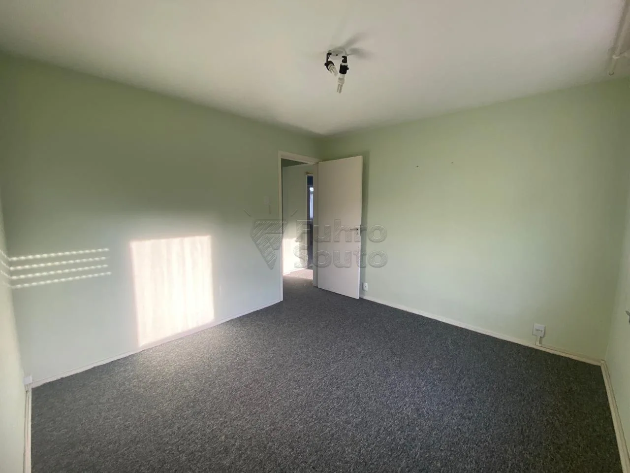 Comprar Apartamento / Padr&atilde;o em Pelotas R$ 230.000,00 - Foto 5