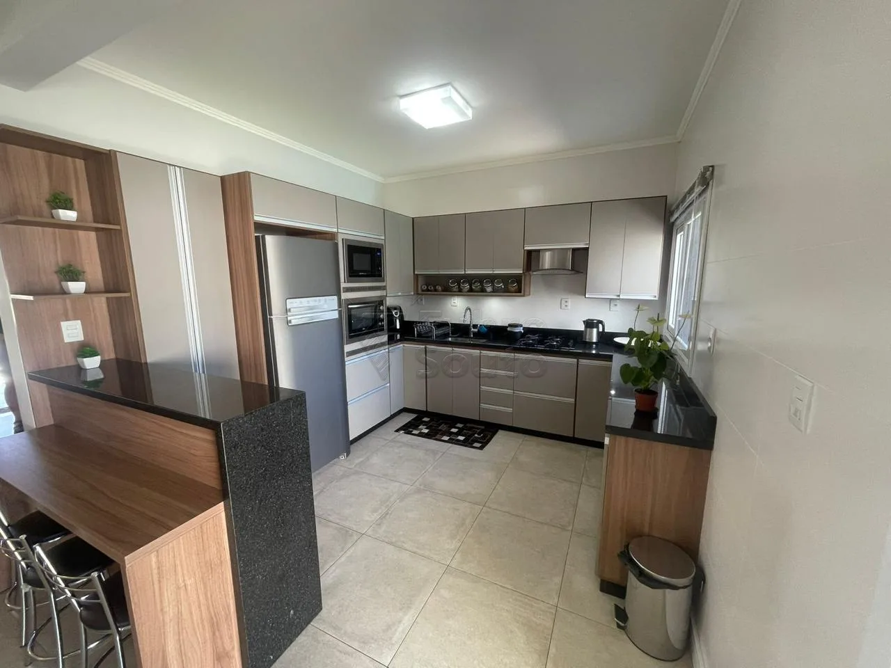 Comprar Casa / Padr&atilde;o em Pelotas R$ 980.000,00 - Foto 5