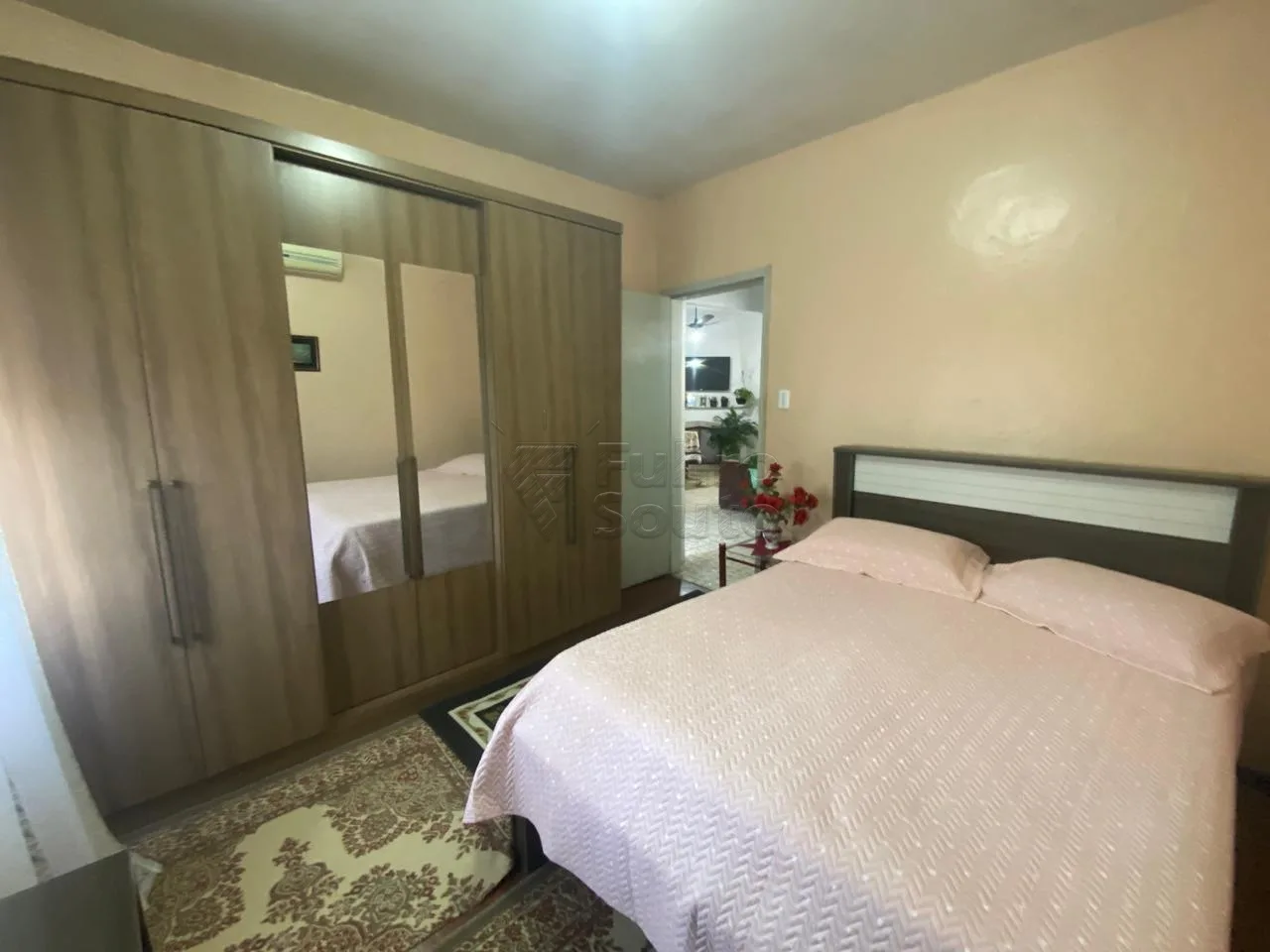 Comprar Casa / Padr&atilde;o em Pelotas R$ 380.000,00 - Foto 4