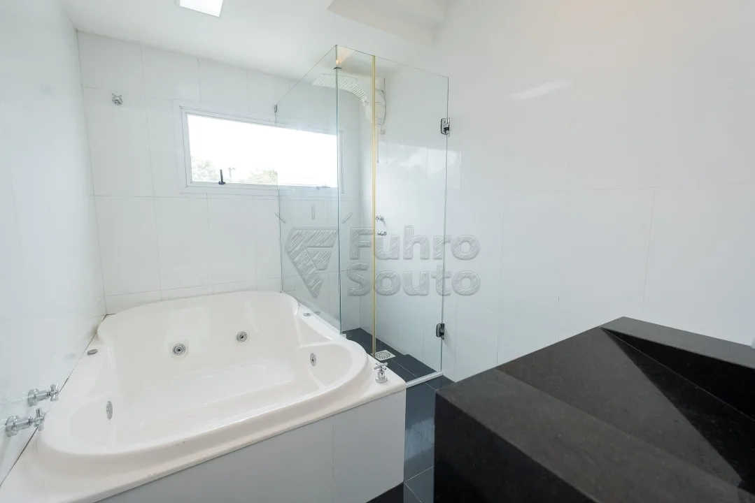Comprar Casa / Padr&atilde;o em Pelotas R$ 695.000,00 - Foto 13