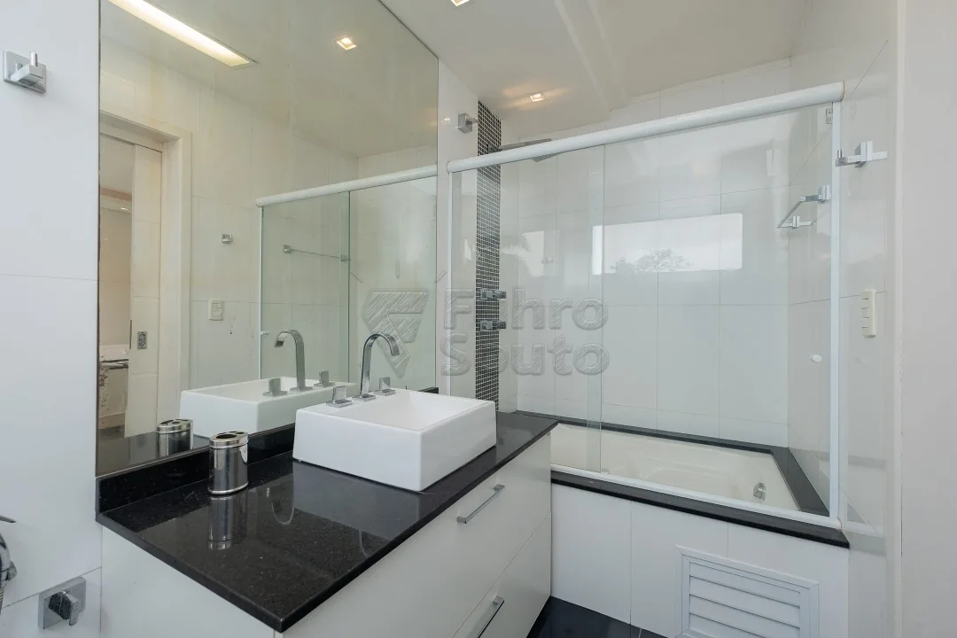 Comprar Casa / Padr&atilde;o em Pelotas R$ 695.000,00 - Foto 11