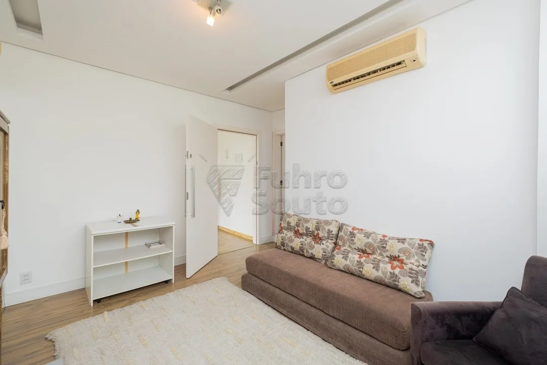 Comprar Casa / Padr&atilde;o em Pelotas R$ 695.000,00 - Foto 2
