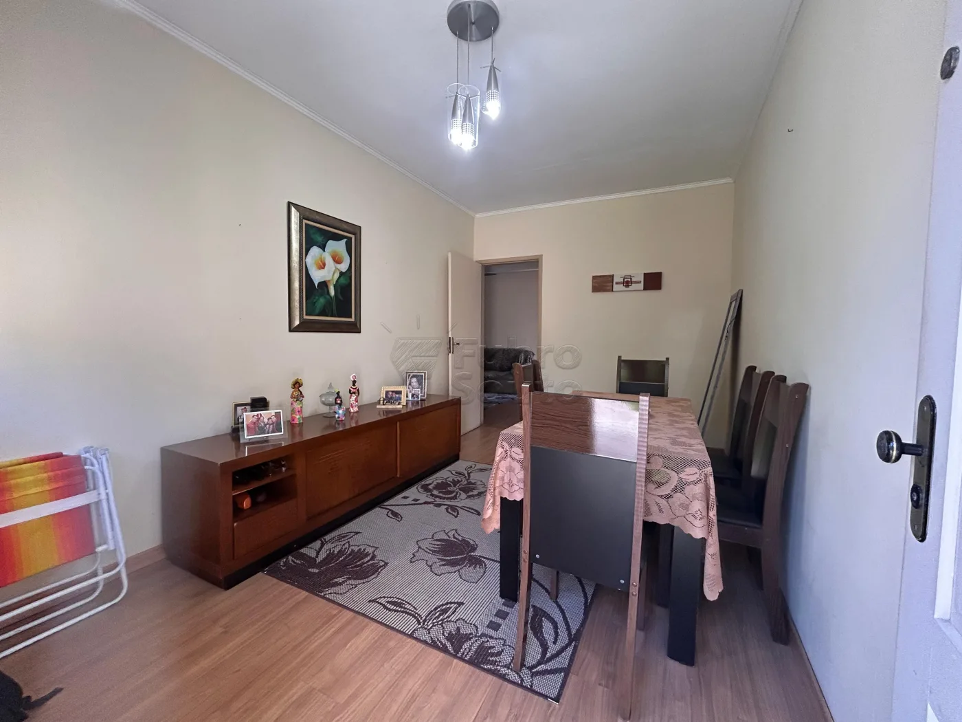 Comprar Casa / Padr&atilde;o em Pelotas R$ 430.000,00 - Foto 2