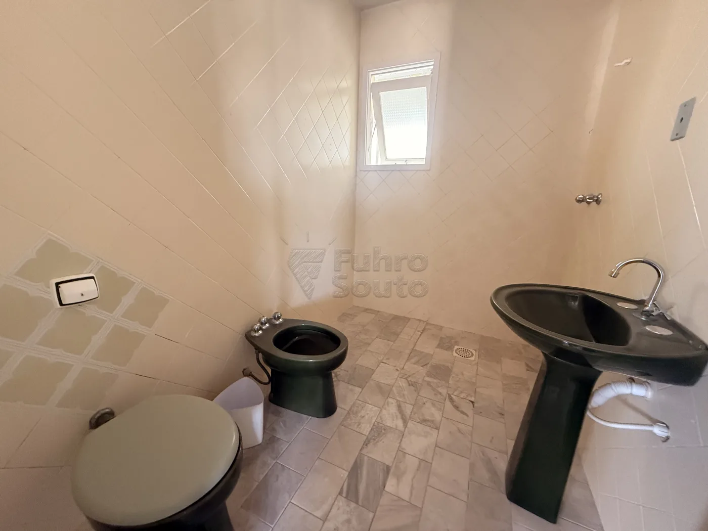 Comprar Apartamento / Padr&atilde;o em Pelotas R$ 360.000,00 - Foto 14