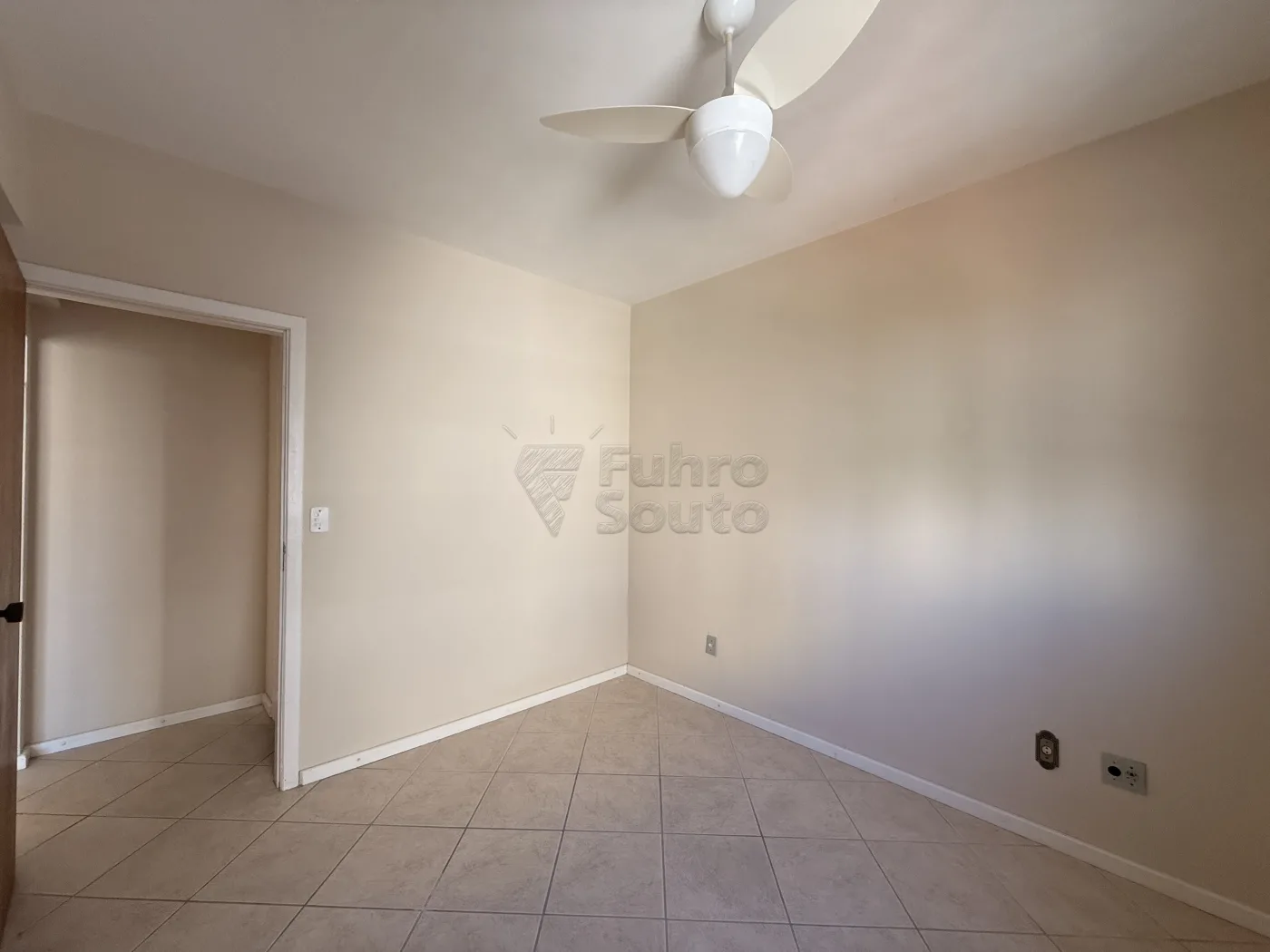 Comprar Apartamento / Padr&atilde;o em Pelotas R$ 180.000,00 - Foto 5