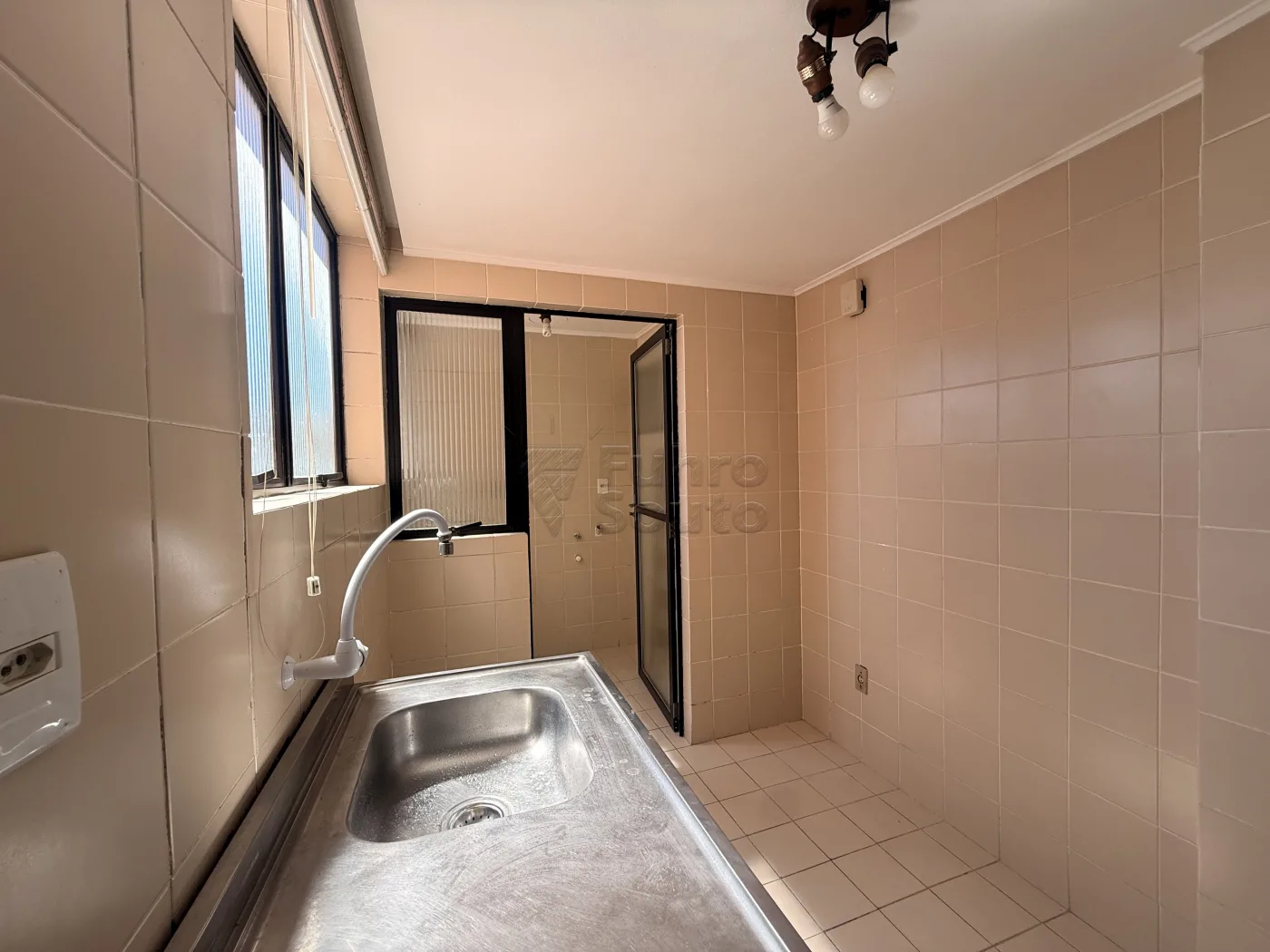 Comprar Apartamento / Padr&atilde;o em Pelotas R$ 180.000,00 - Foto 2