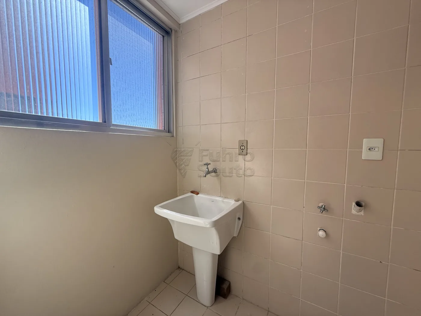 Comprar Apartamento / Padr&atilde;o em Pelotas R$ 180.000,00 - Foto 7