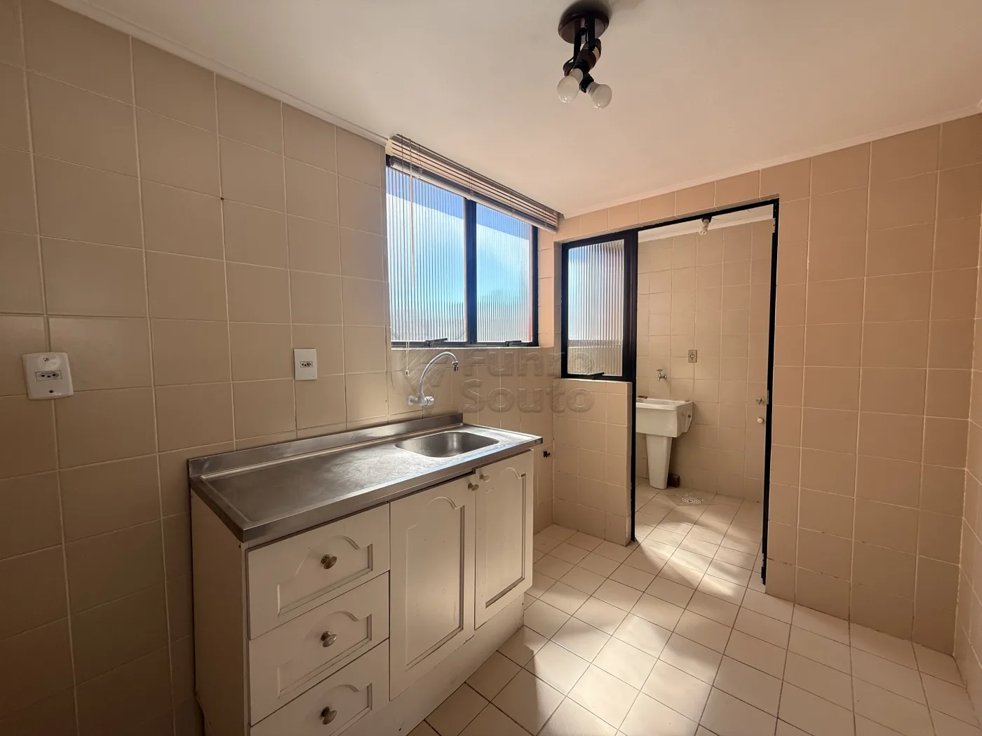 Comprar Apartamento / Padr&atilde;o em Pelotas R$ 180.000,00 - Foto 3