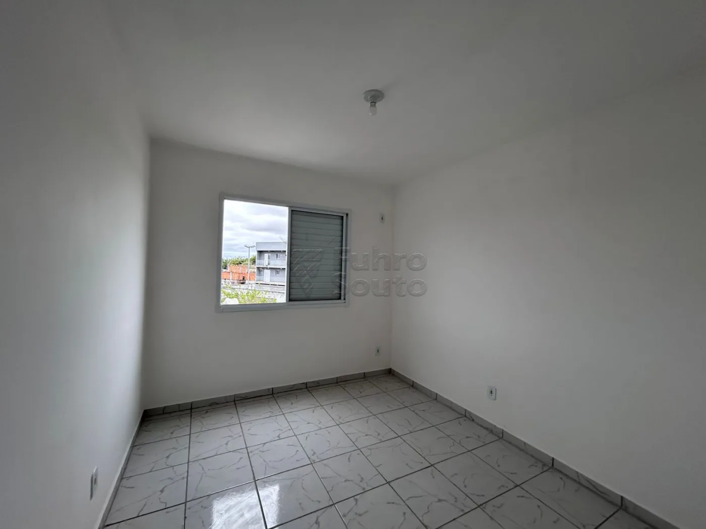 Comprar Apartamento / Padr&atilde;o em Pelotas R$ 170.000,00 - Foto 2