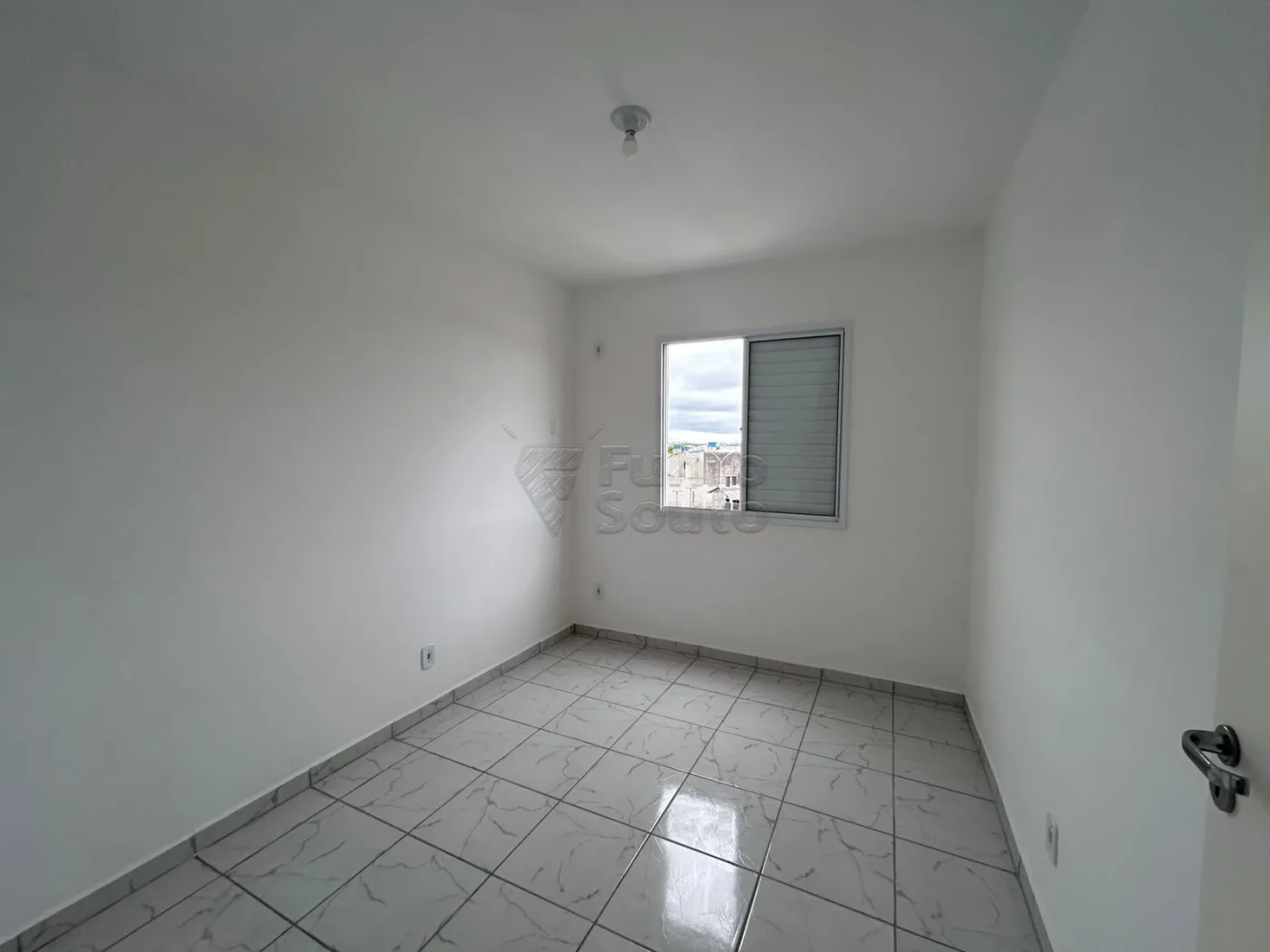 Comprar Apartamento / Padr&atilde;o em Pelotas R$ 170.000,00 - Foto 3