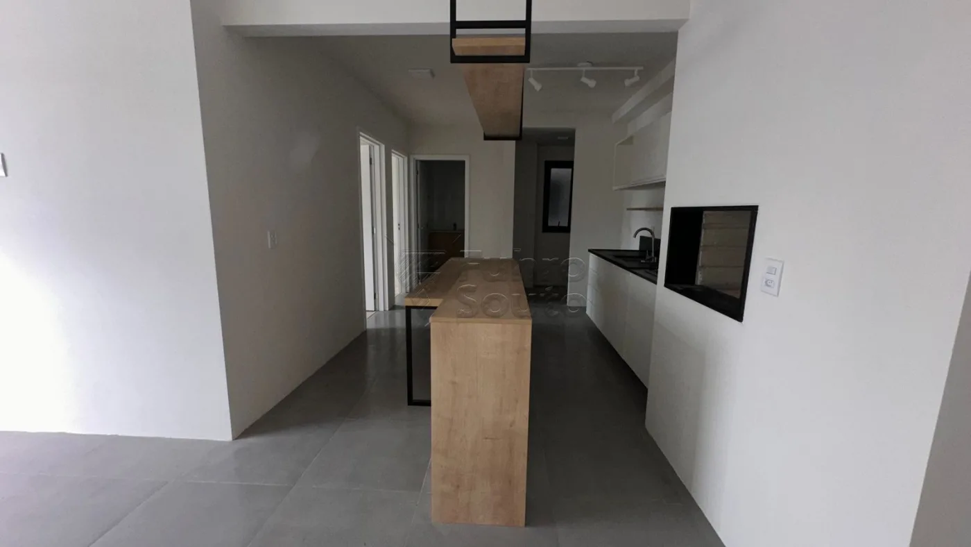 Comprar Apartamento / Padr&atilde;o em Pelotas R$ 335.000,00 - Foto 2