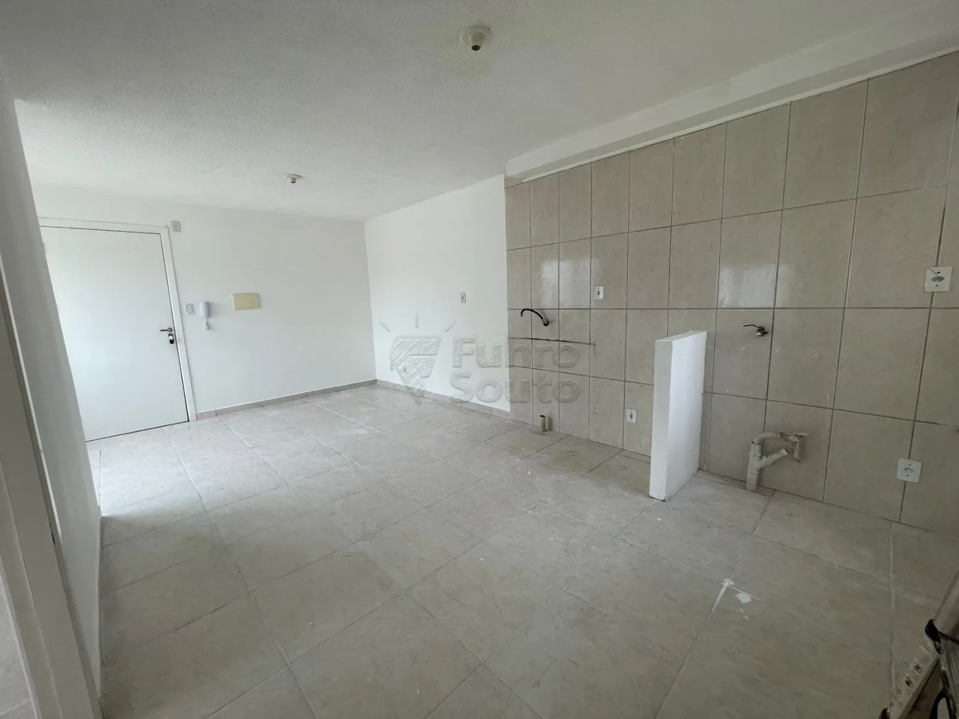 Comprar Apartamento / Padr&atilde;o em Pelotas R$ 125.000,00 - Foto 2