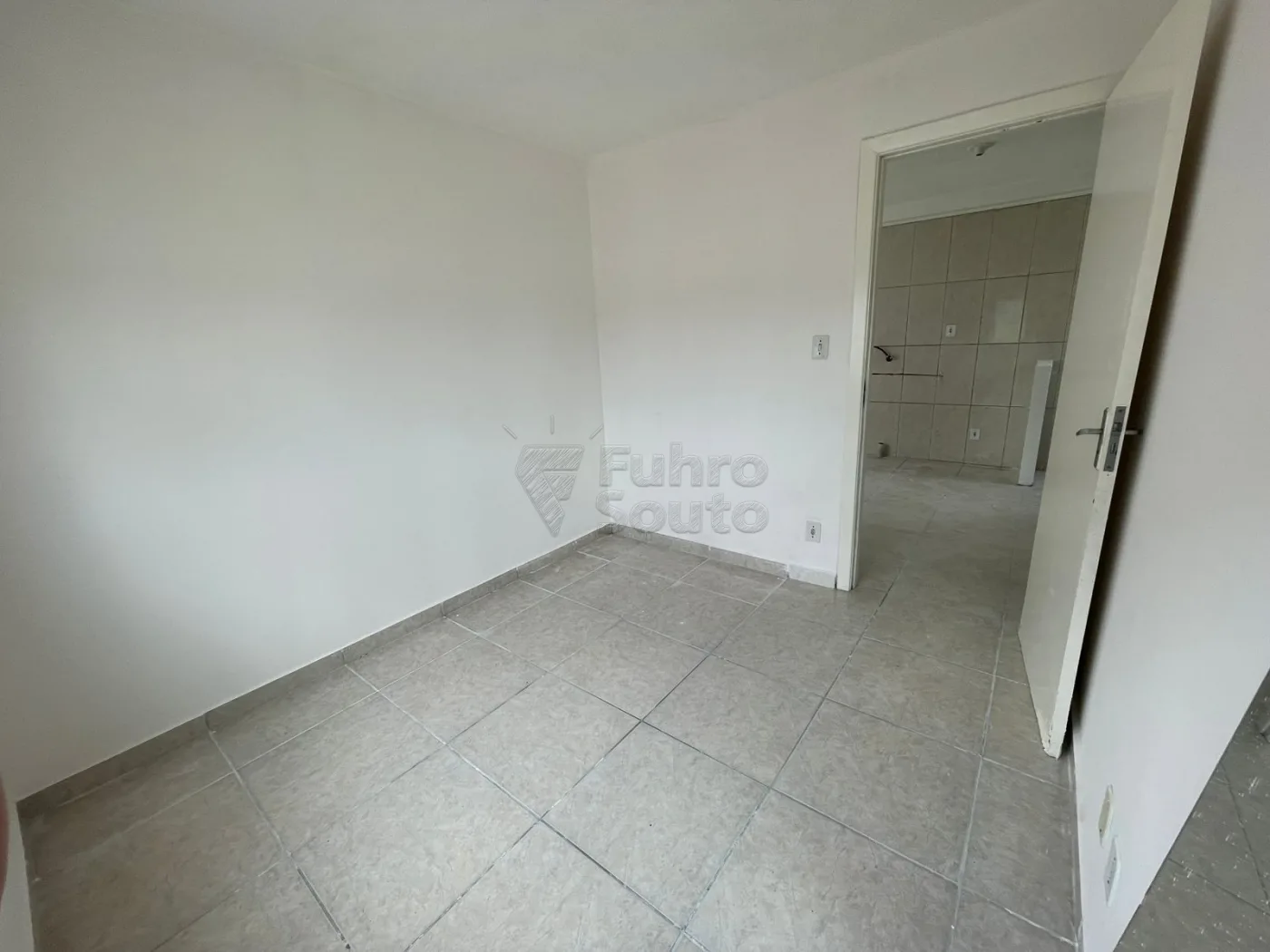 Comprar Apartamento / Padr&atilde;o em Pelotas R$ 125.000,00 - Foto 4