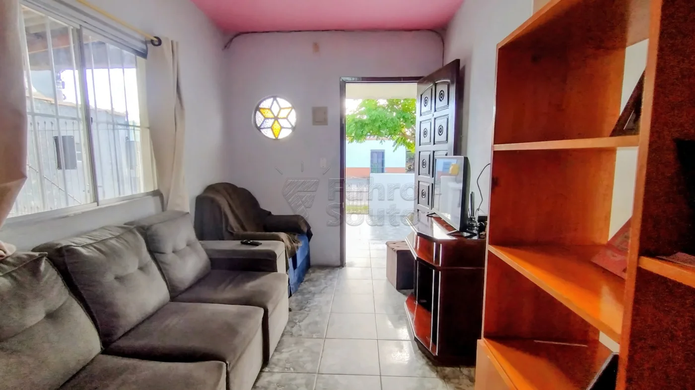 Comprar Casa / Padr&atilde;o em Pelotas R$ 250.000,00 - Foto 2