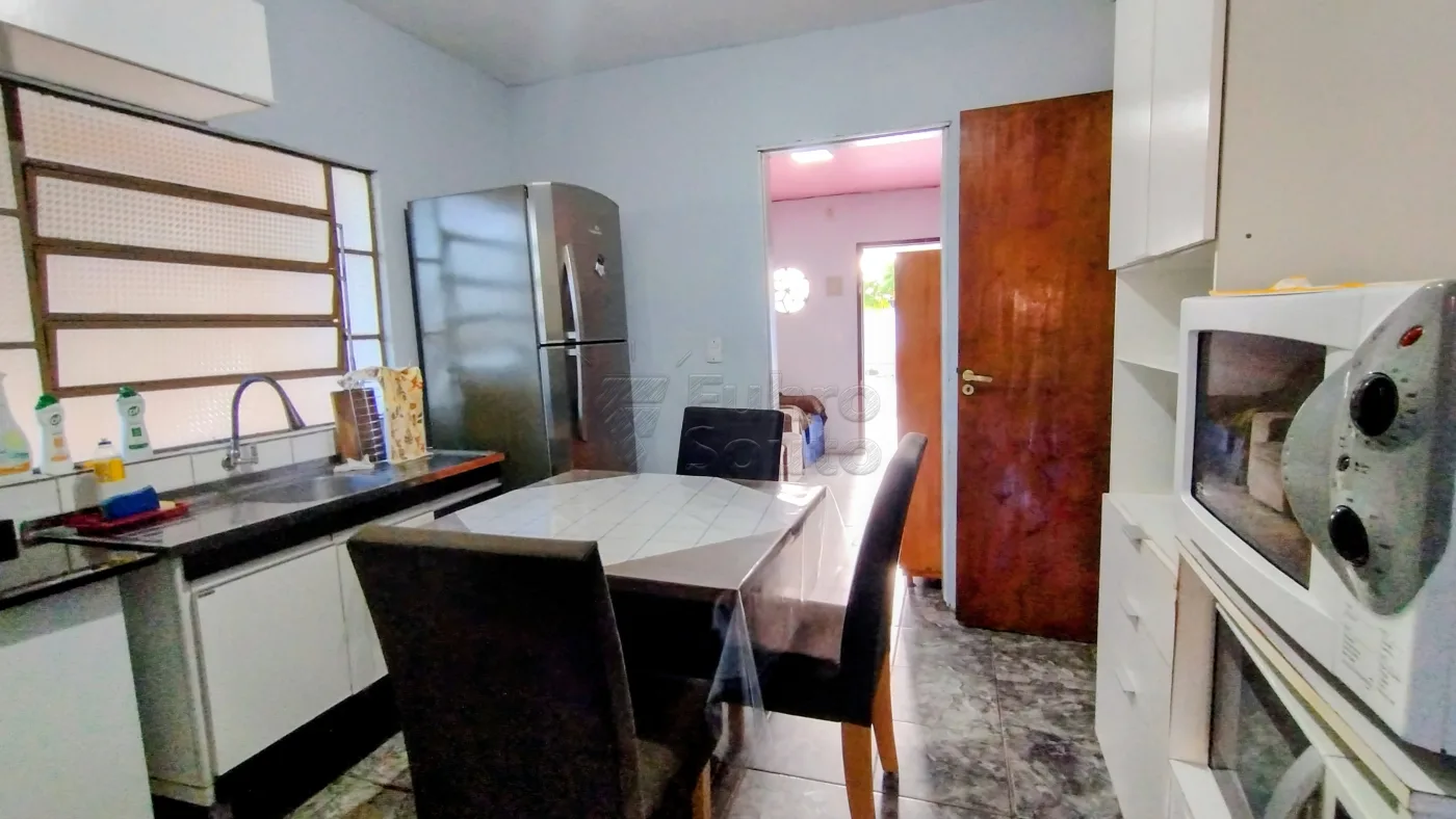 Comprar Casa / Padr&atilde;o em Pelotas R$ 250.000,00 - Foto 4