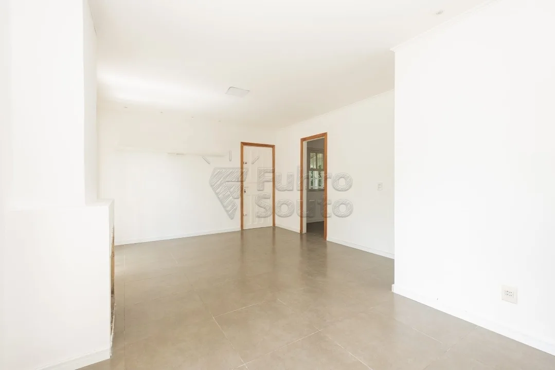 Comprar Casa / Padr&atilde;o em Pelotas R$ 385.000,00 - Foto 2