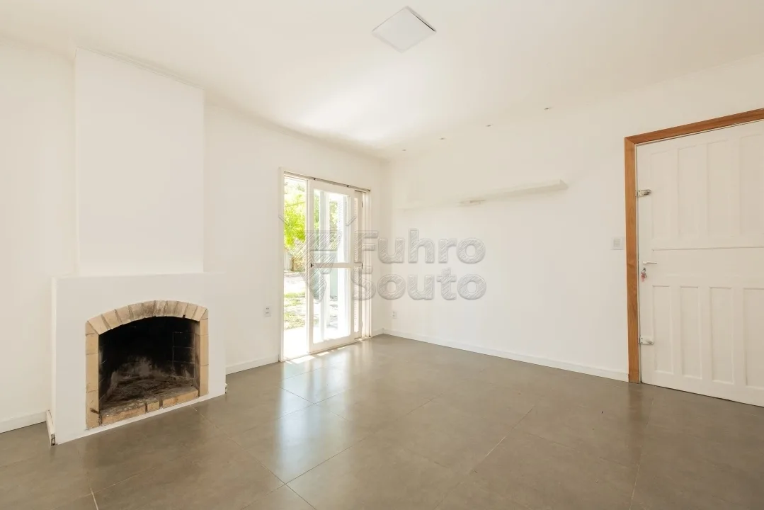 Comprar Casa / Padr&atilde;o em Pelotas R$ 385.000,00 - Foto 1
