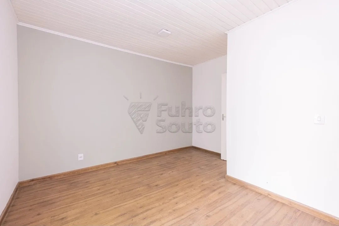 Comprar Casa / Padr&atilde;o em Pelotas R$ 385.000,00 - Foto 8
