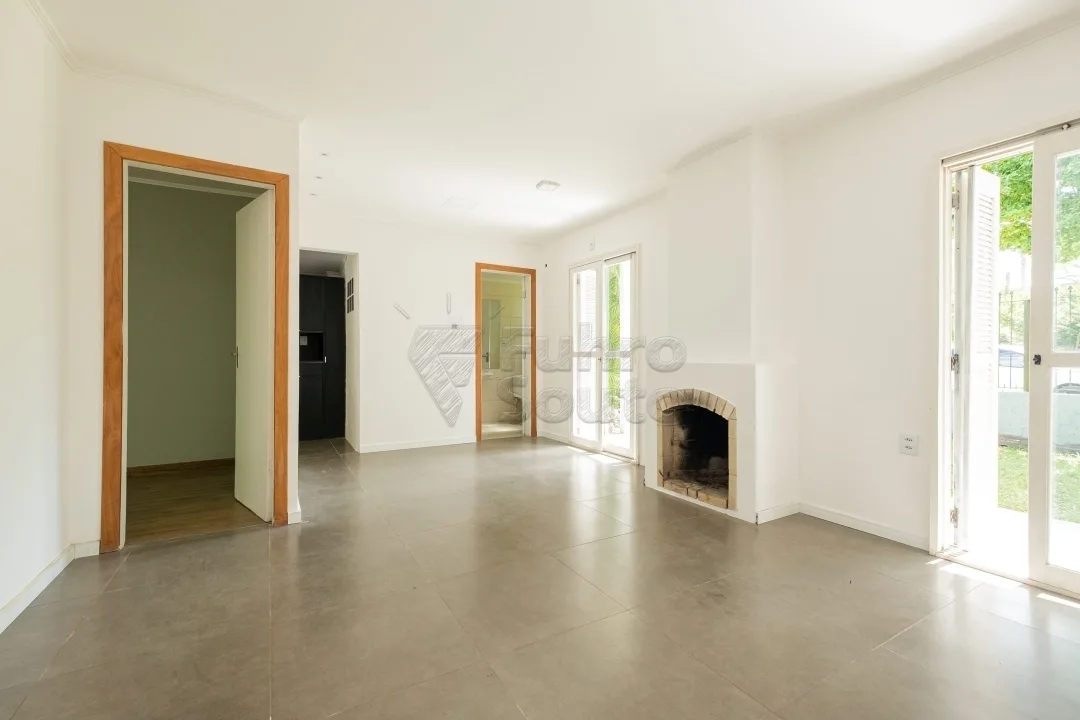 Comprar Casa / Padr&atilde;o em Pelotas R$ 385.000,00 - Foto 4