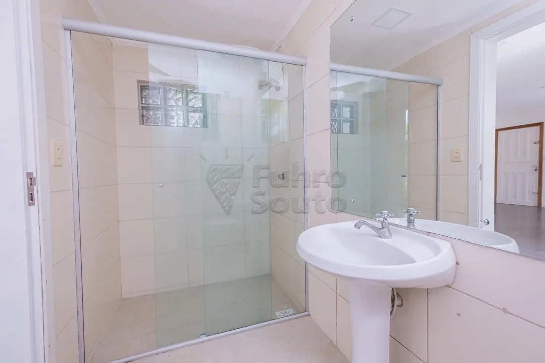 Comprar Casa / Padr&atilde;o em Pelotas R$ 385.000,00 - Foto 11