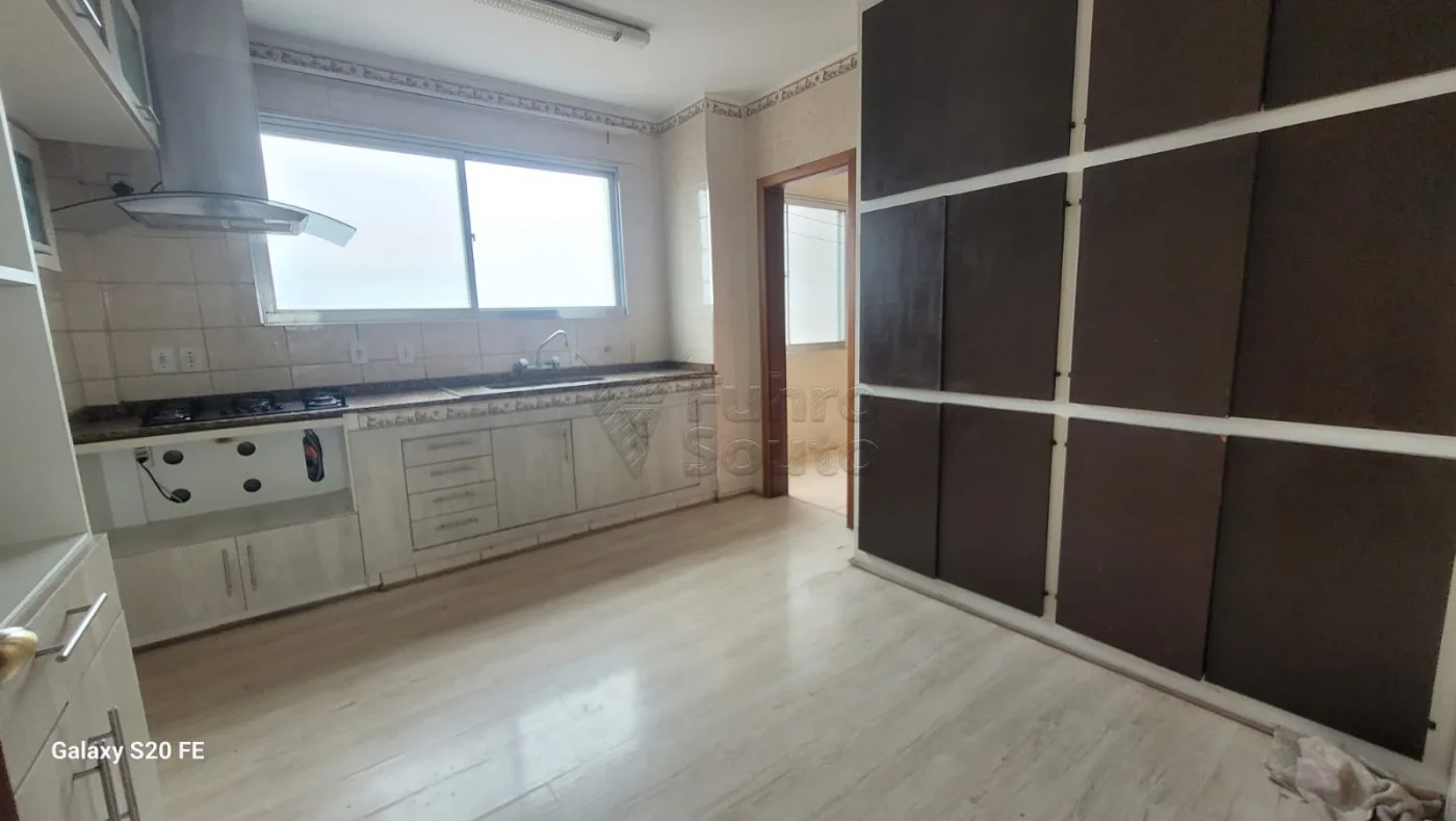 Comprar Apartamento / Padr&atilde;o em Pelotas R$ 590.000,00 - Foto 2