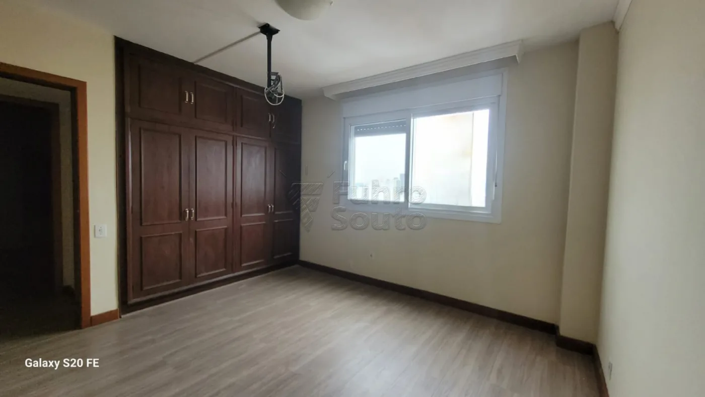 Comprar Apartamento / Padr&atilde;o em Pelotas R$ 590.000,00 - Foto 4