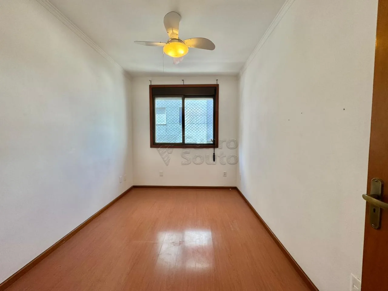 Comprar Apartamento / Padr&atilde;o em Pelotas R$ 590.000,00 - Foto 4