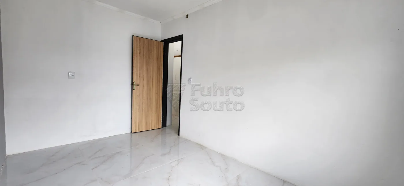 Comprar Casa / Padr&atilde;o em Pelotas R$ 420.000,00 - Foto 4