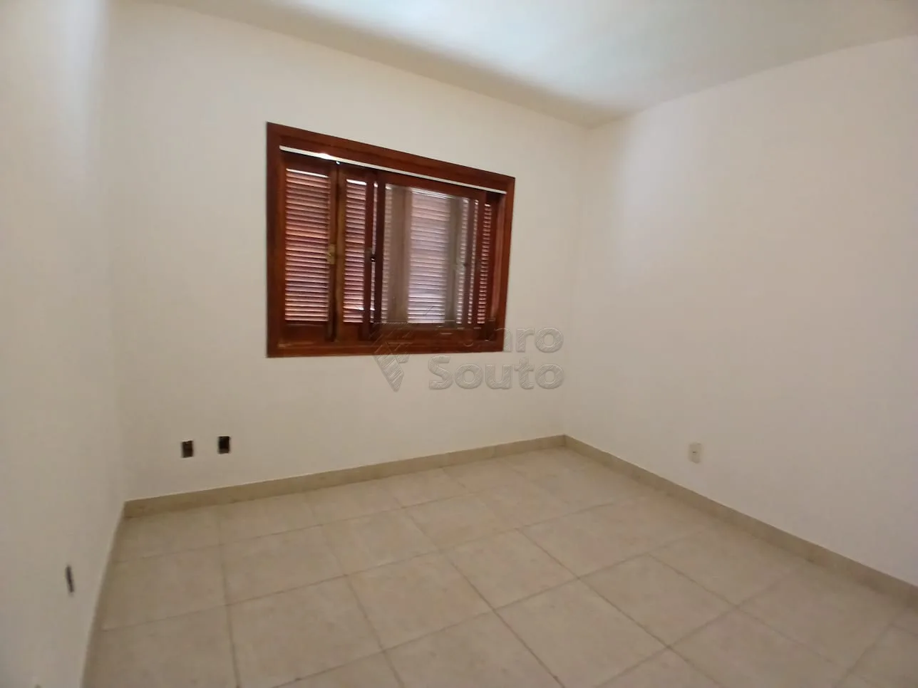 Comprar Casa / Padr&atilde;o em Pelotas R$ 690.000,00 - Foto 15