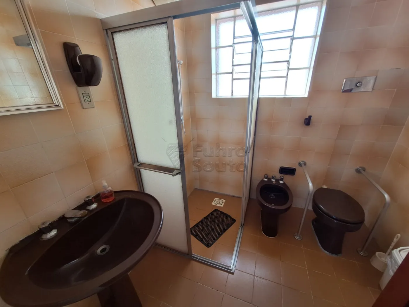 Comprar Casa / Padr&atilde;o em Pelotas R$ 800.000,00 - Foto 13