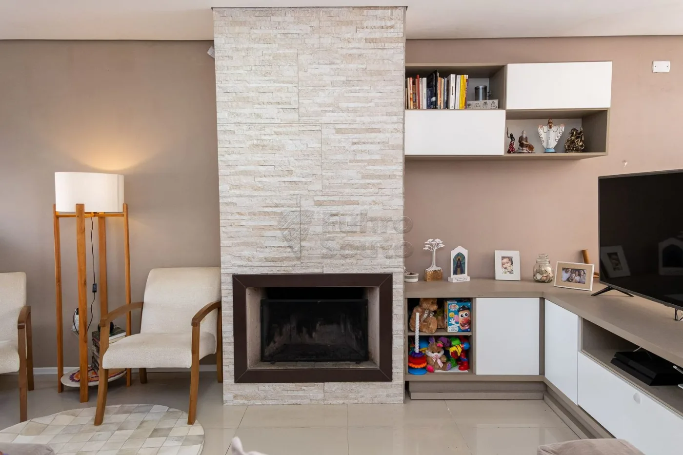 Comprar Casa / Padr&atilde;o em Pelotas R$ 550.000,00 - Foto 2