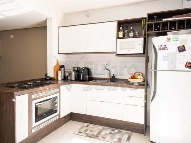 Comprar Casa / Padr&atilde;o em Pelotas R$ 550.000,00 - Foto 4