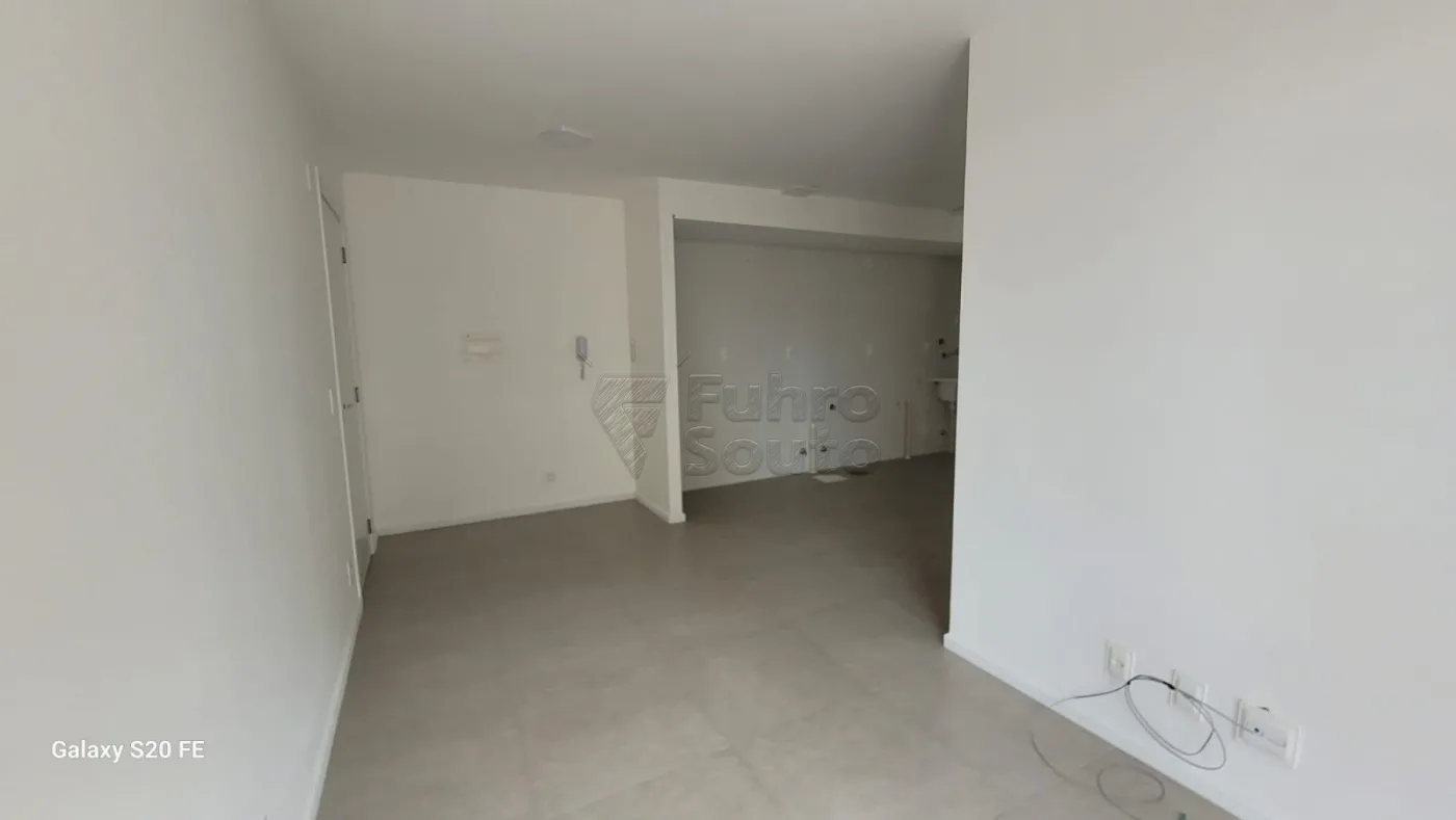 Comprar Apartamento / Padr&atilde;o em Pelotas R$ 270.000,00 - Foto 2