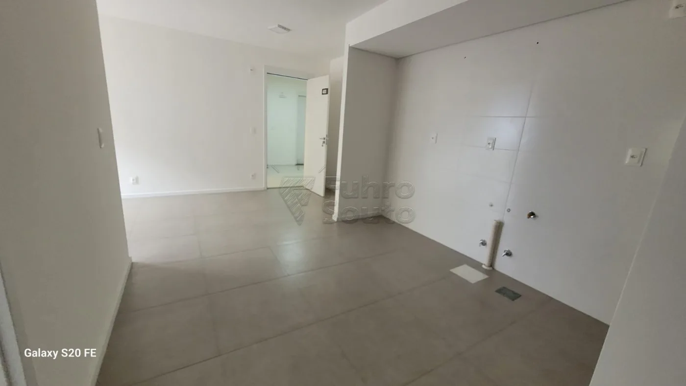 Comprar Apartamento / Padr&atilde;o em Pelotas R$ 270.000,00 - Foto 4