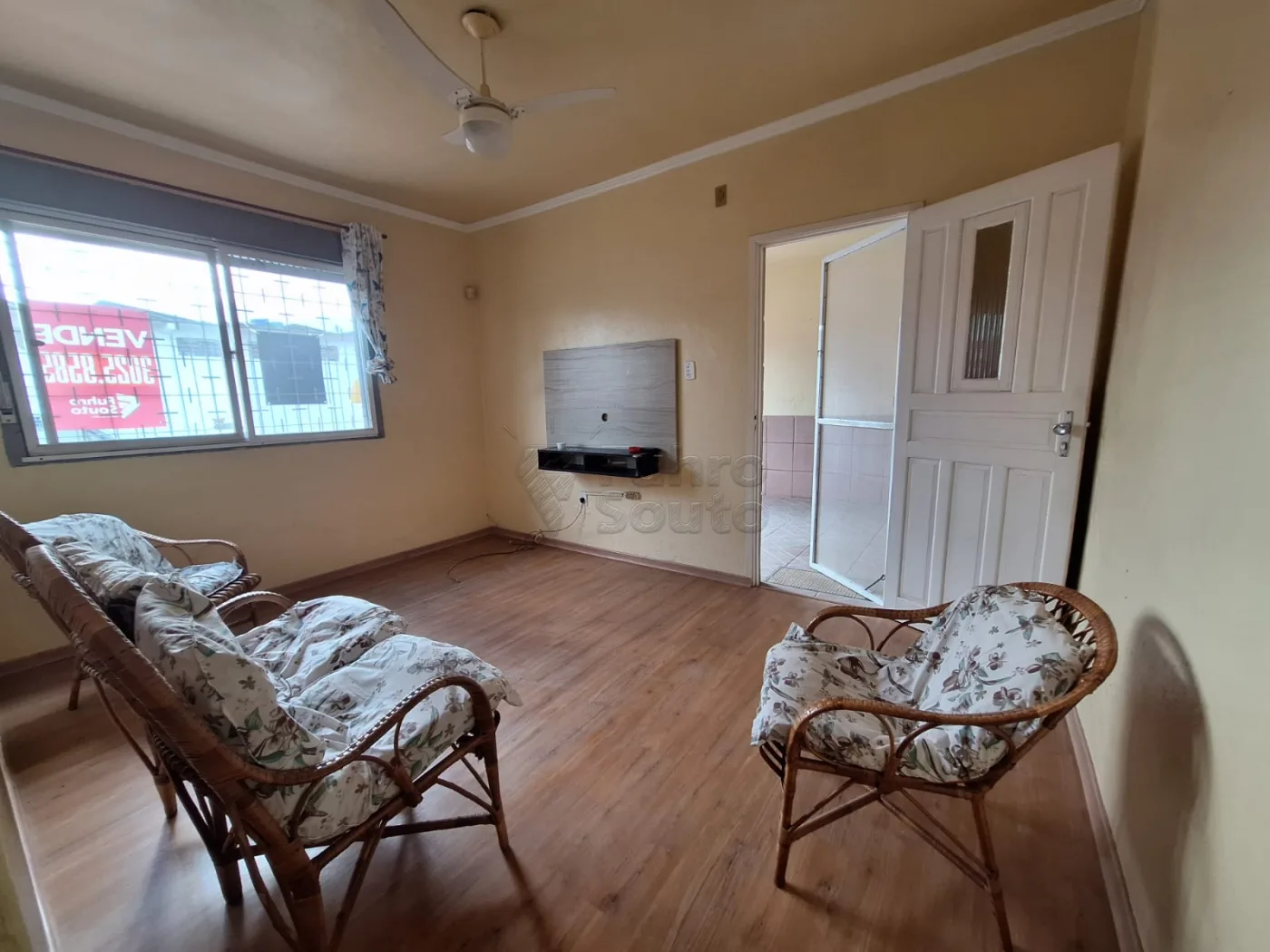 Comprar Casa / Padr&atilde;o em Pelotas R$ 320.000,00 - Foto 2