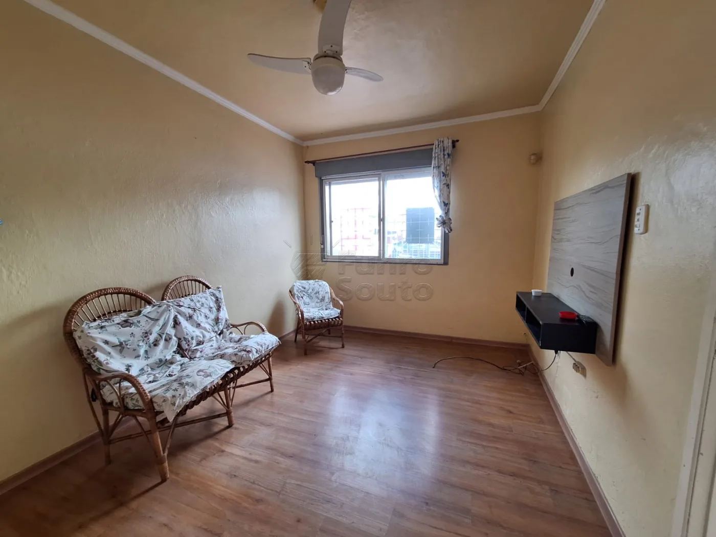 Comprar Casa / Padr&atilde;o em Pelotas R$ 320.000,00 - Foto 1