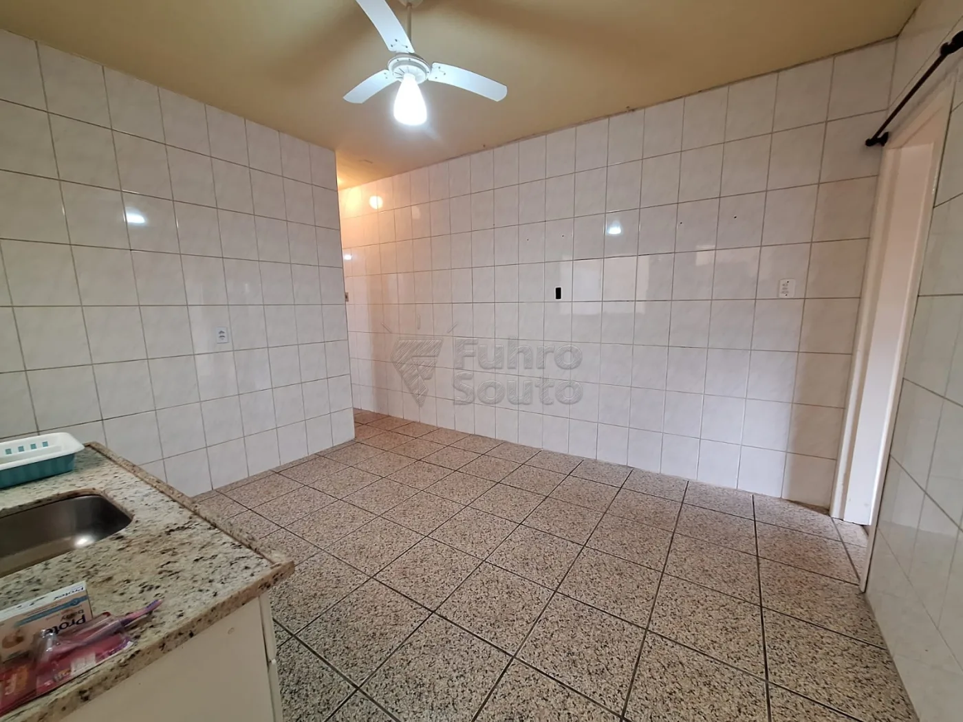 Comprar Casa / Padr&atilde;o em Pelotas R$ 320.000,00 - Foto 4