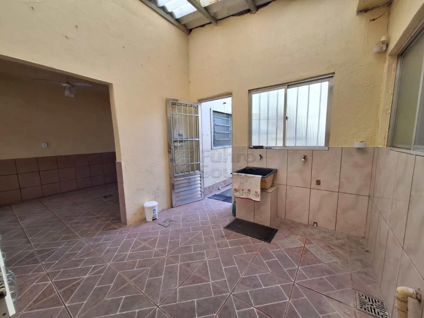 Comprar Casa / Padr&atilde;o em Pelotas R$ 320.000,00 - Foto 11