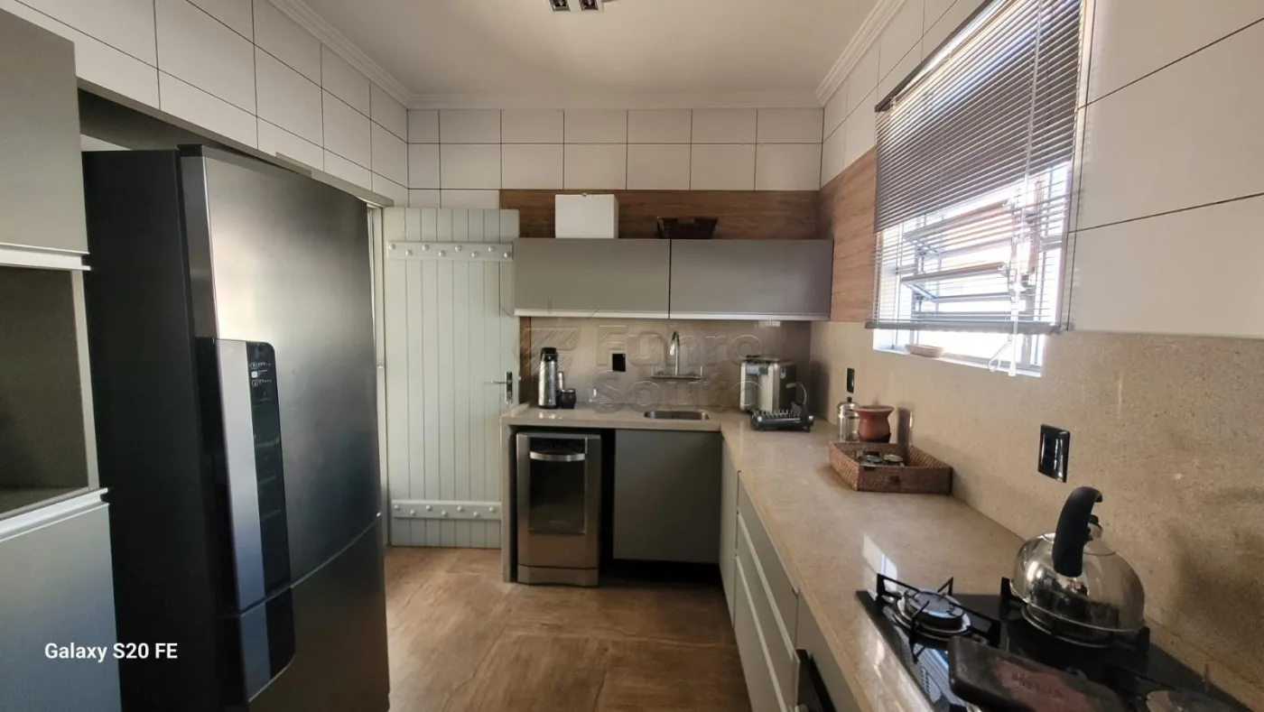 Comprar Casa / Padr&atilde;o em Pelotas R$ 650.000,00 - Foto 5