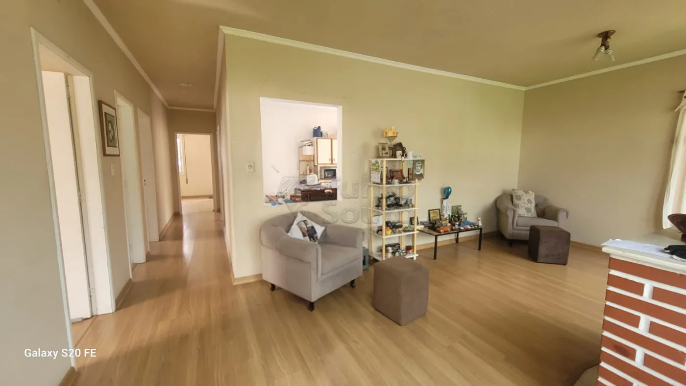 Comprar Casa / Padr&atilde;o em Pelotas R$ 880.000,00 - Foto 2